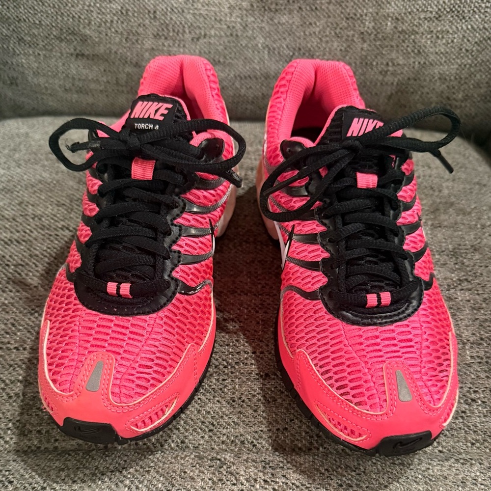 LIKE NEW- Women's Nike Hot Pink Air Max Torch 4 Running Shoe. Size 6.5 - 7